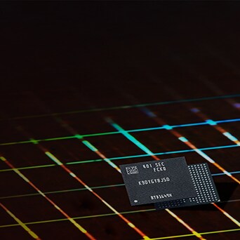 反射型半導体ウェハー上に配置されたサムスンのNANDフラッシュメモリチップ