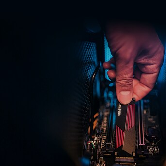 サムスンのメモリモジュールをコンピュータに取り付ける技術者