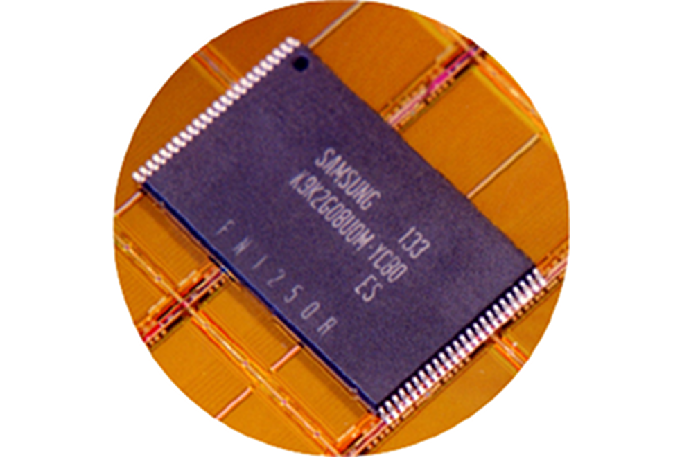 サムスンが開発した世界初の1Gb NANDフラッシュメモリチップのクローズアップ。