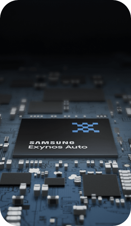 詳細な青いPCB上に配置されたSamsung Exynos Autoプロセッサ。自動車分野での革新を強調しています。